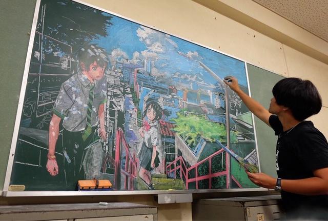 日本网友吐槽：这是我在教室黑板画的