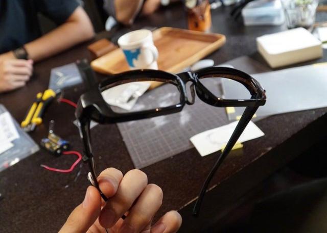 日本网友做了个LED眼镜，是柯南的感觉！