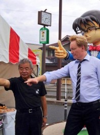 美国主持人柯南到访日本柯南小镇，两位柯南同框