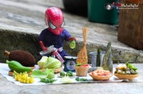 在泰国网友的镜头下，蜘蛛侠开始卖菜了