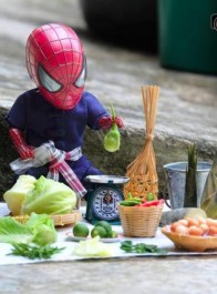 在泰国网友的镜头下，蜘蛛侠开始卖菜了