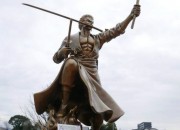 熊本《海贼王》索隆铜像正式揭幕 草帽团9人集齐
