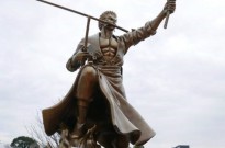 熊本《海贼王》索隆铜像正式揭幕 草帽团9人集齐