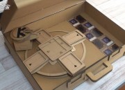 网友用纸箱制作《游戏王》初代决斗盘