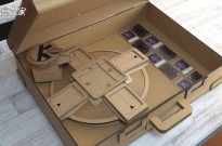 网友用纸箱制作《游戏王》初代决斗盘