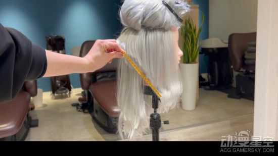 高玩发型师挑战《JOJO》波鲁纳雷夫朝天发型 不仅要超多发量还要更多钱